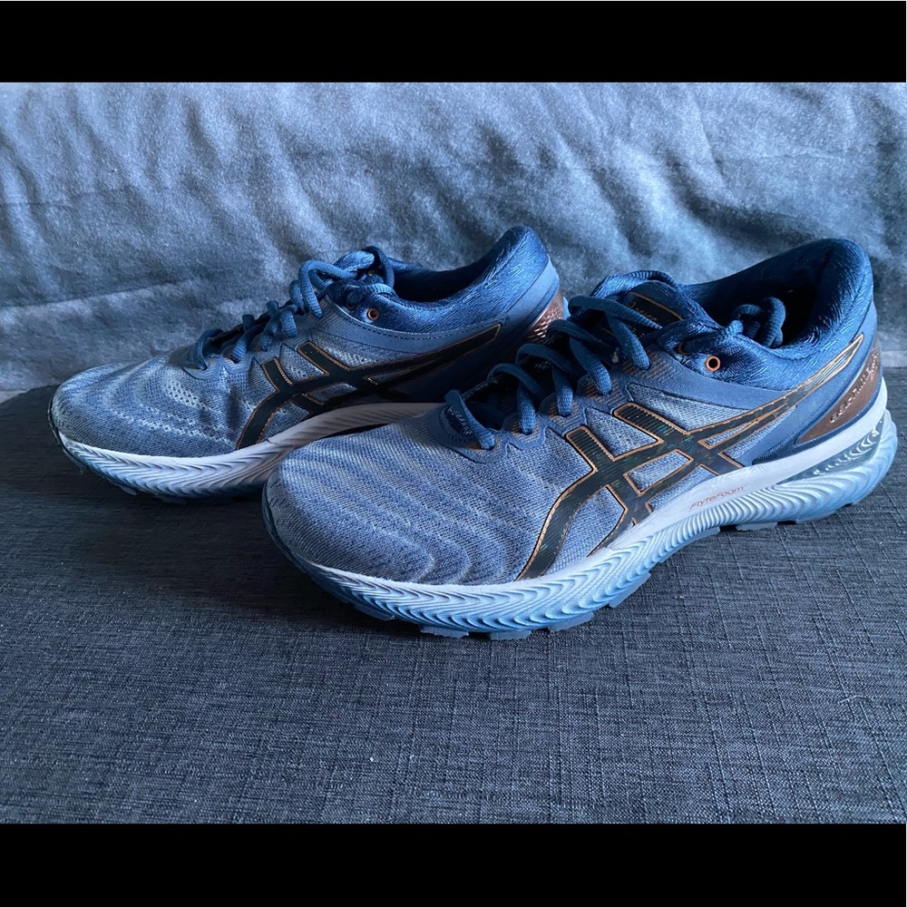 Men’s ASICS Gel Nimbus size 8.5. NWOT.
